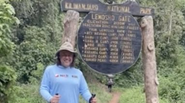 Man summits Mt. Kilimanjaro after donating kidney to spread message