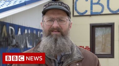 One Russian's anti-war protest on side of his shopping centre - BBC News