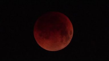 Total lunar eclipse marvels stargazers