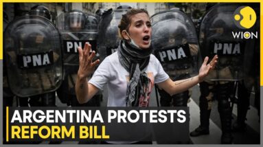 Argentina: Riots rage outside Argentine Congress | Protesters vs Cops in Buenos Aires | WION