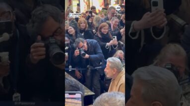 Jeff Goldblum plays piano in London train station - ABC News