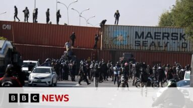 Thousands defy Pakistan police in support of Imran Khan | BBC News